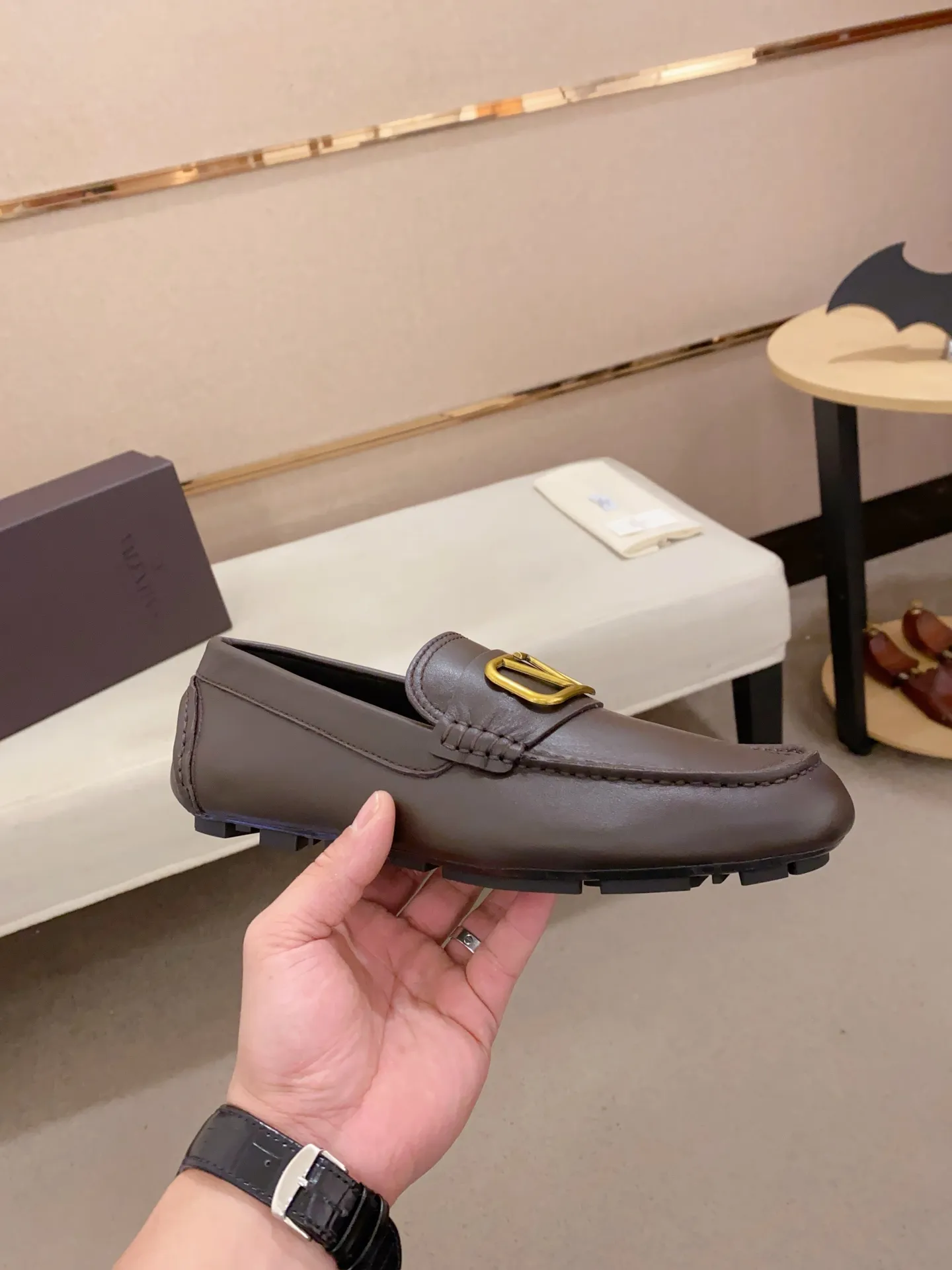 Men's shoes💰: 680💰VALENTINO, made of imported cowhide with imported water-dyed cowhide lining, iconic hardware and iconic wear-resistant outsole. 38-44. 45 VALENTINO packaging can be customized to enjoy the brand’s iconic product packaging